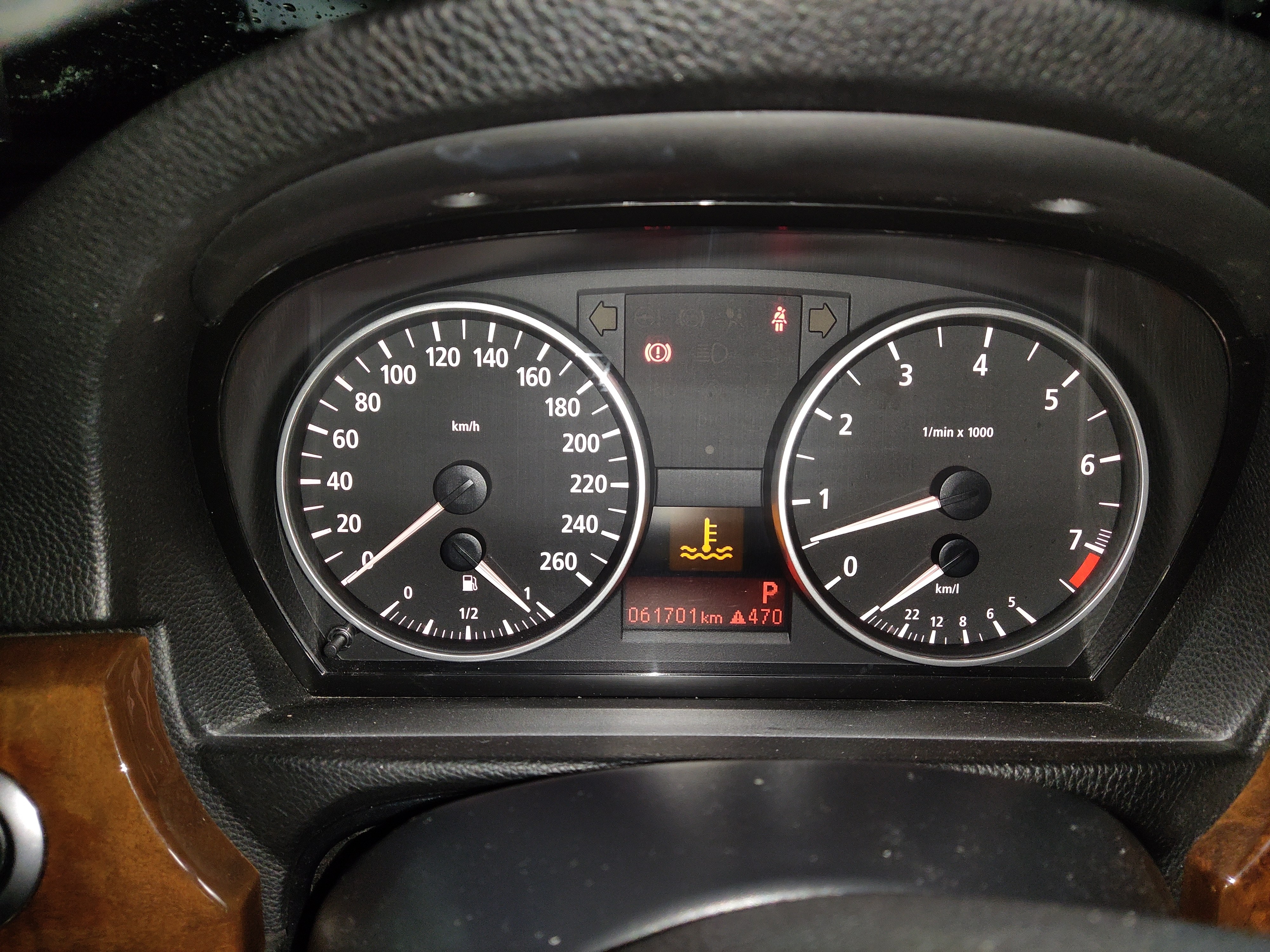 宝马车辆水箱故障灯亮的原因主要是水箱温度过高,这通常发生在水箱