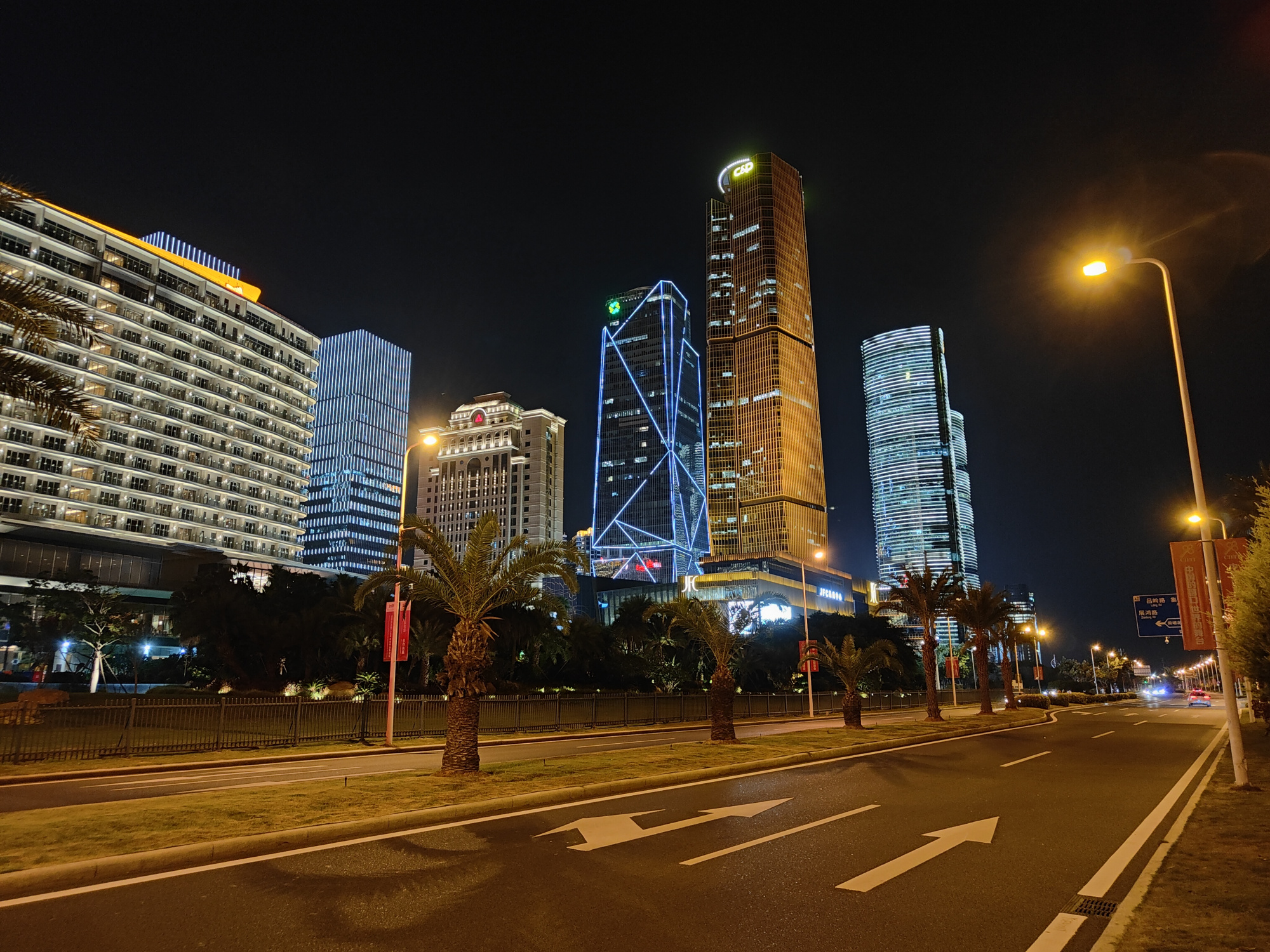 夜晚的厦门会展中心和观音山沙滩风景