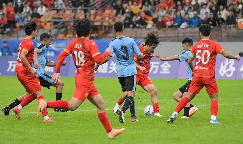 3万余名球迷重庆龙兴足球场观战