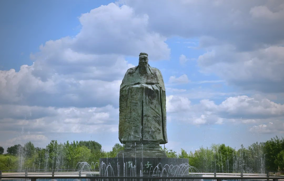 长春国际雕塑城中的《孔子》雕像