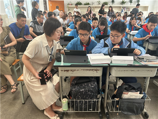 龙泉驿区十陵中学迎大英县教体局访问团到校参观交流