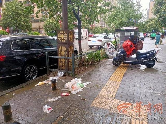 呼聲回應|西安梨園路綠化帶垃圾隨處可見 街辦:立即派人清掃