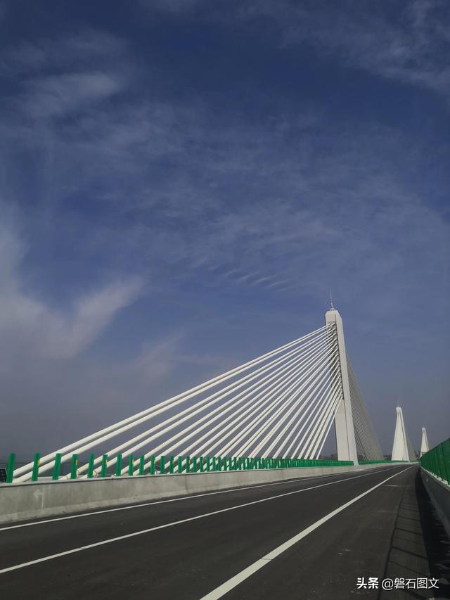 据传该桥将于11月通车,届时合凤高速铜川段即告贯通.