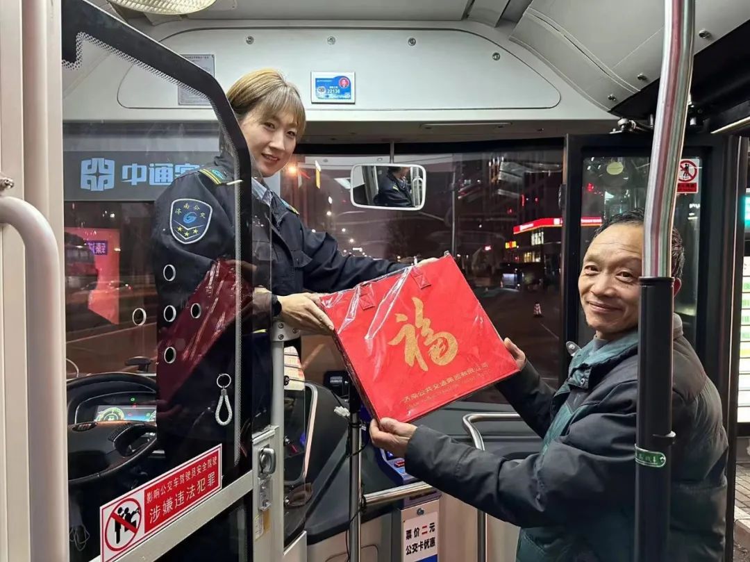 龙年大吉|大年初一济南公交给乘客送"福袋"啦!