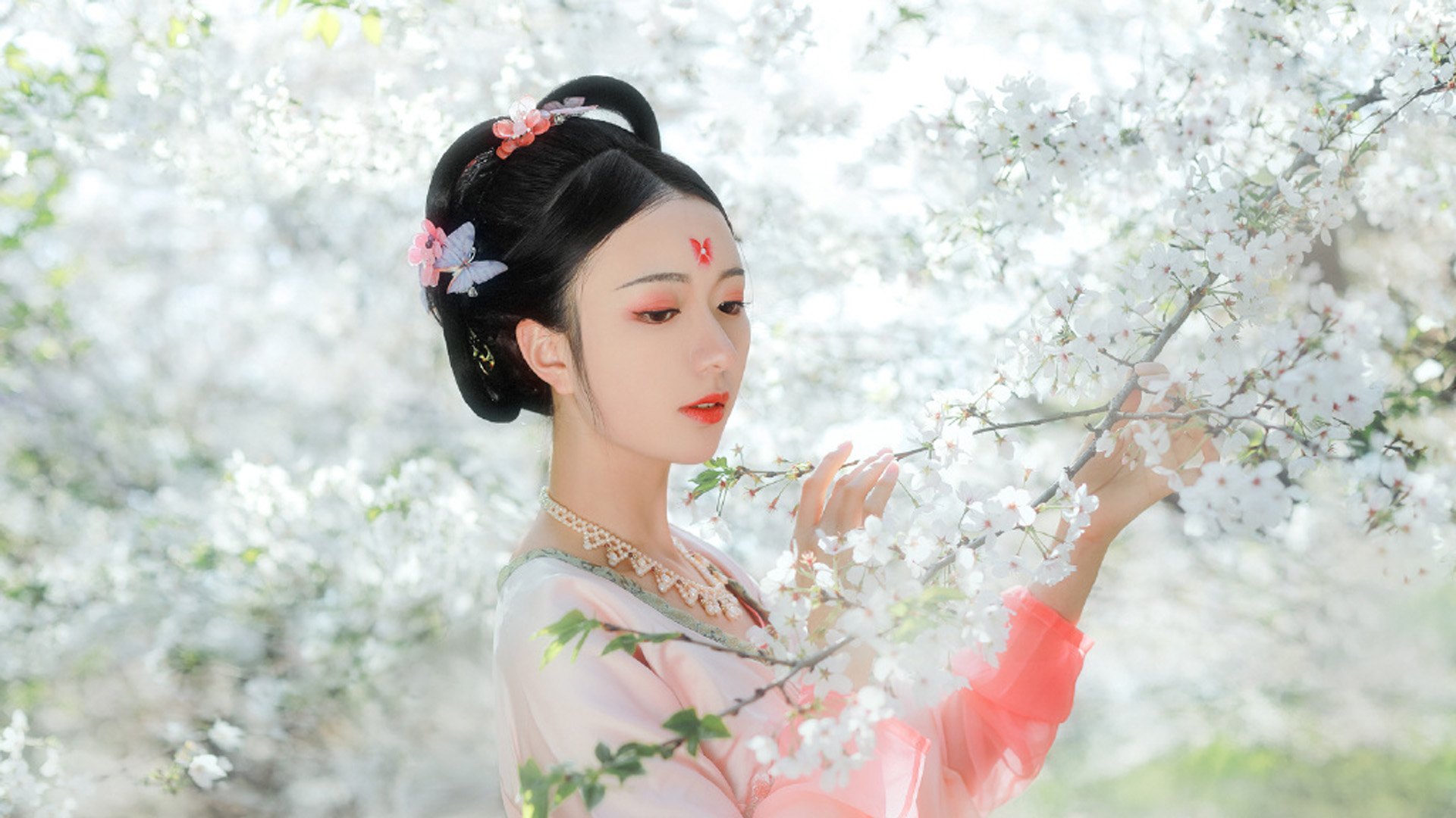 《我家王妃是逗比》一朝穿越成千金,爹不疼娘不爱,还逼她嫁人!