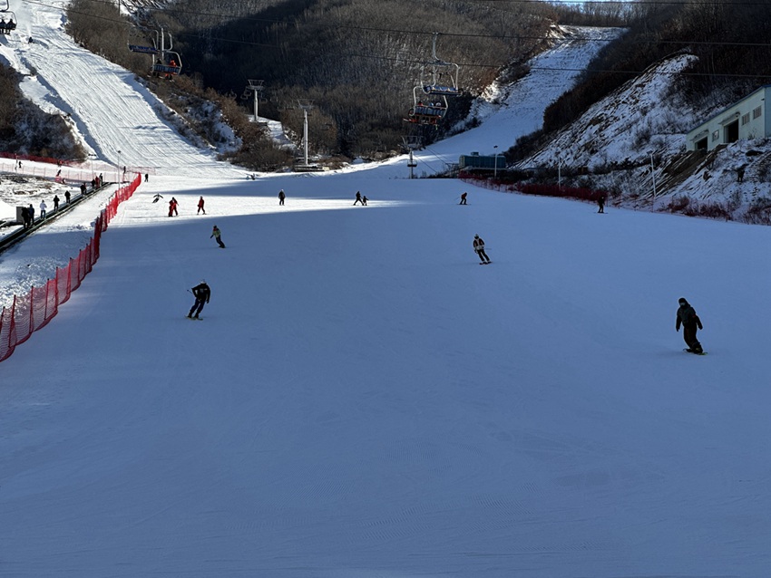 延吉梦都美滑雪场开滑营业 首日接待游客千余人