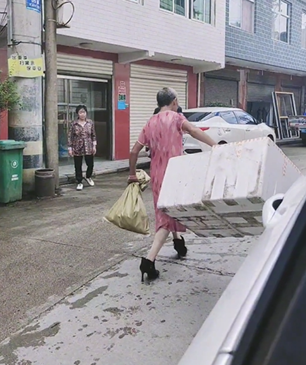 真正的女装大佬!陕西大爷穿女裙引议论,"打扮比他老婆还前卫"