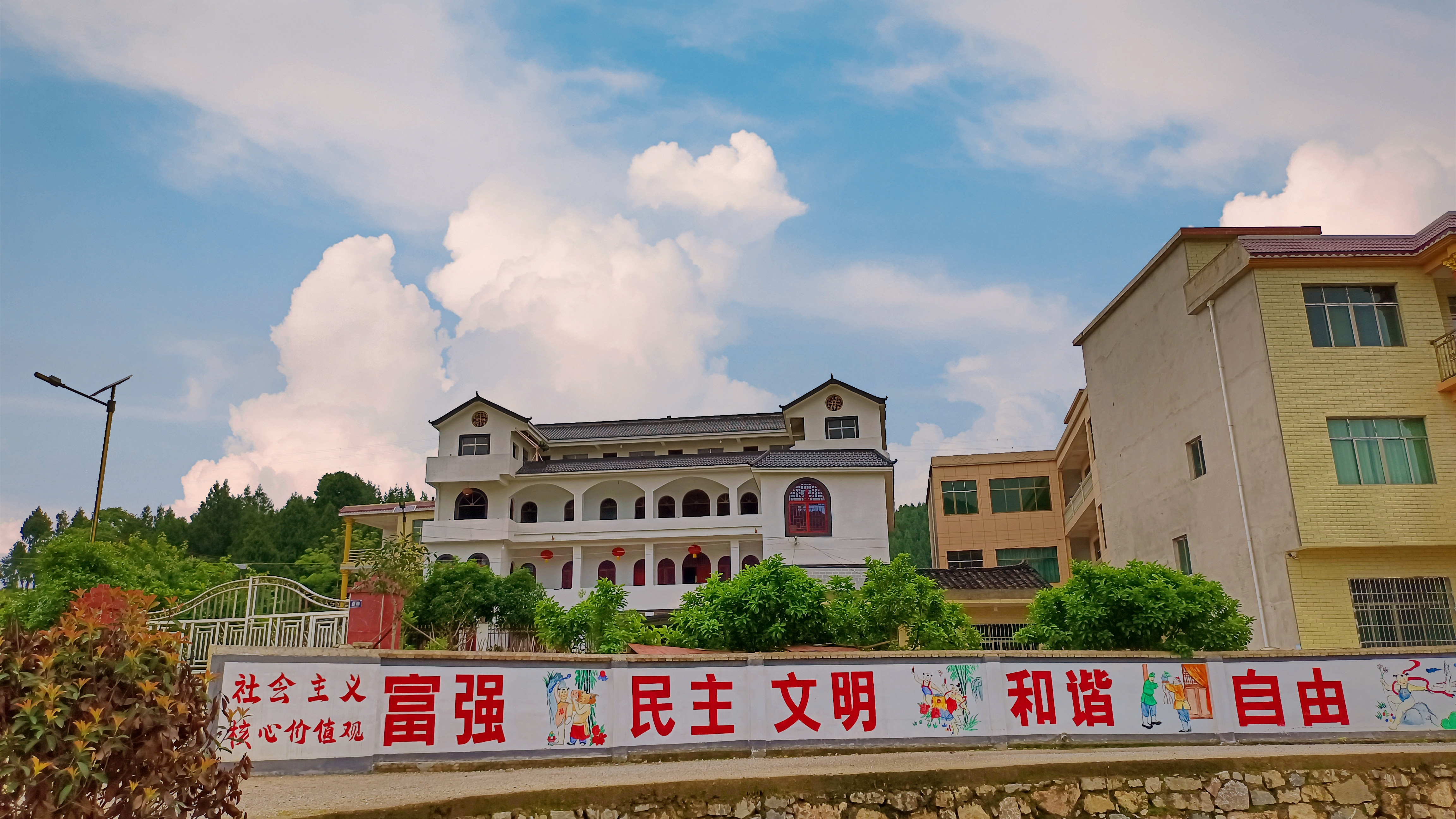 岑巩县水尾镇:村干部带头参与"最美庭院"评比 扮靓乡村颜值