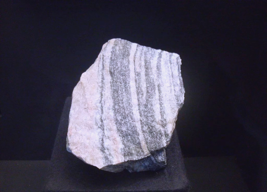 目前,地球上已知的最古老且确切记录年龄的岩石,是来自加拿大的阿卡斯