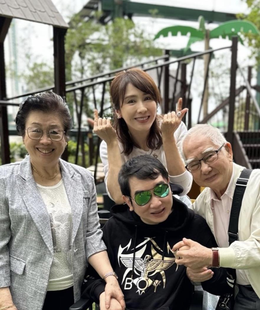 黎姿庆生全家福,黎婴罕见站立惊艳众人