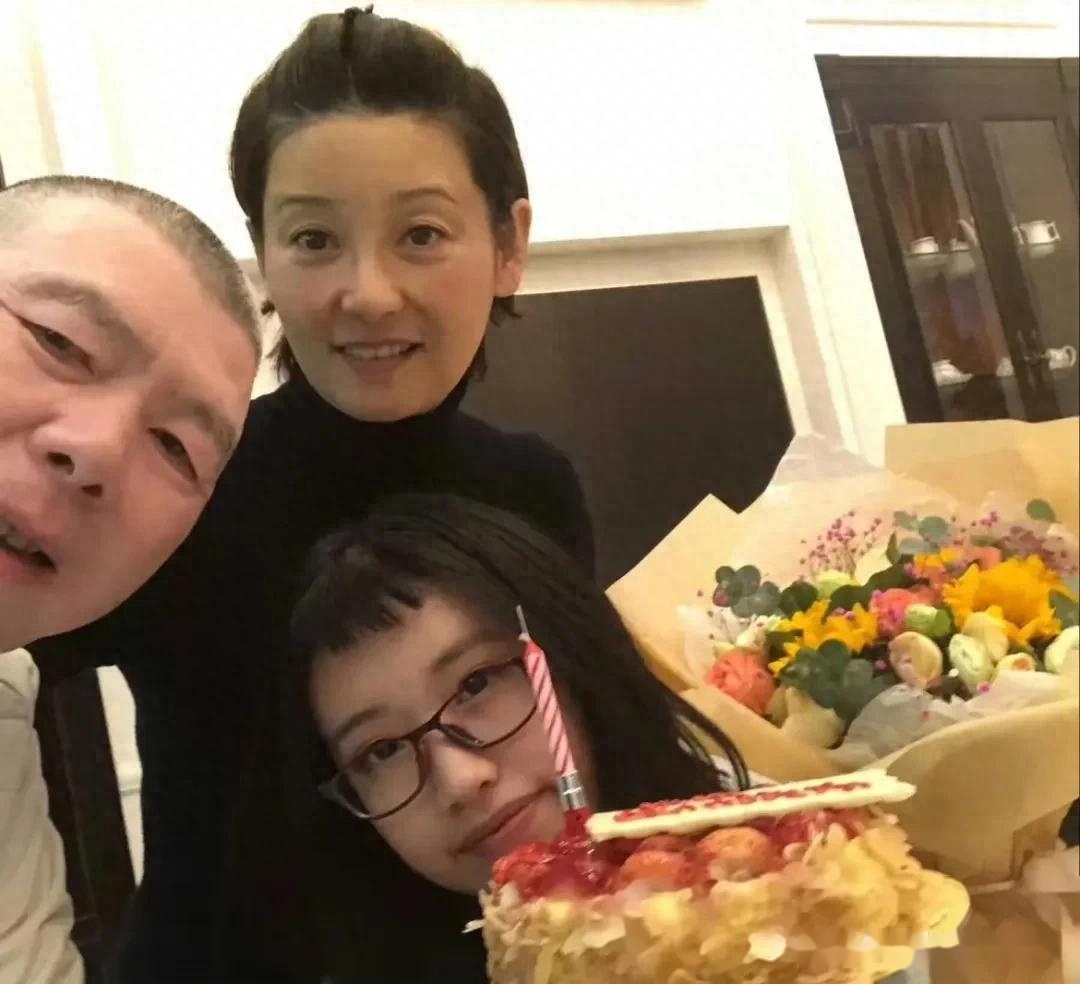 冯小刚徐帆为女儿庆生,是被爱包围的小女孩没错了