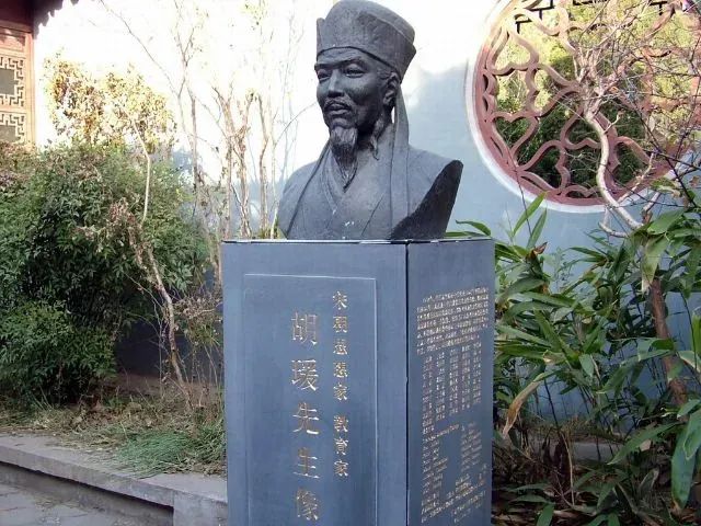 先生之教,行苏湖之中.师运而尊,如泰山特屹于诸峰.