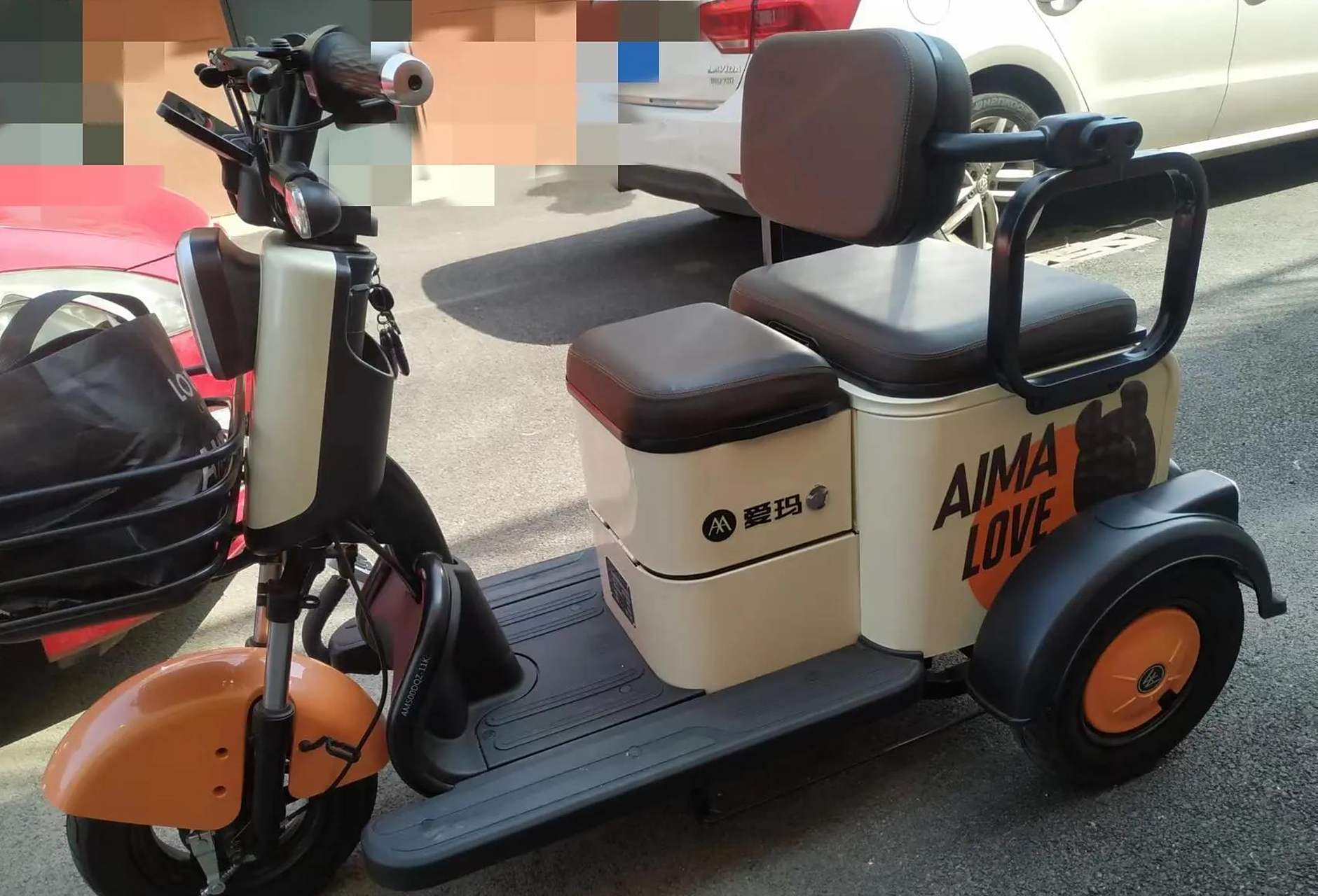 前阵子我买了一辆爱玛电动小三轮车,本来的价格是4280元,我软磨硬泡