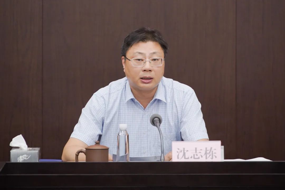 区委书记沈志栋主持会议.