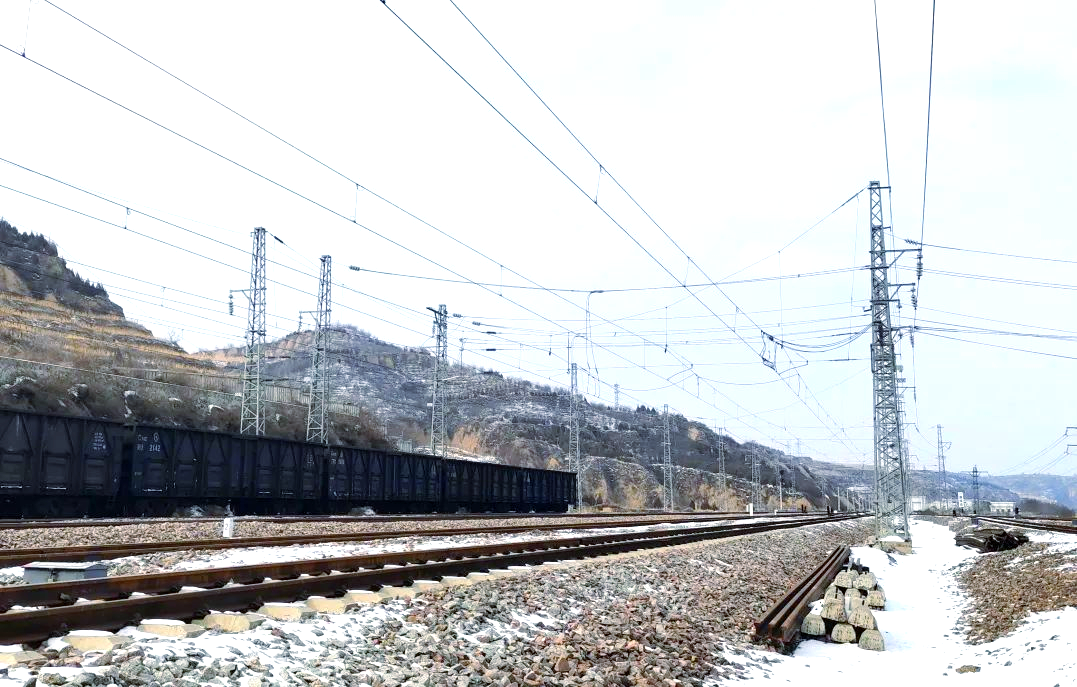 「铁路小课堂」揭秘铁道两侧的"电线杆",它们其实叫接触网支柱