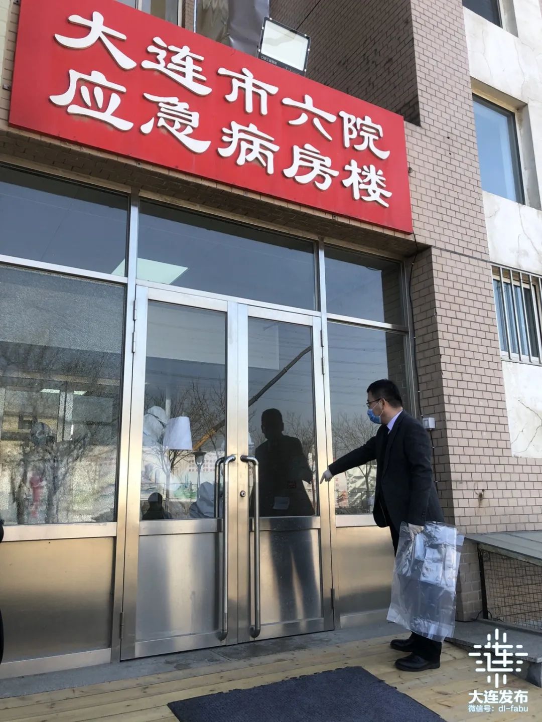 这场研究生考试的考场,在隔离病房