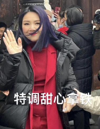 47岁杨千嬅现身四川春晚彩排,身穿红色长裙,脸圆一圈气色红润