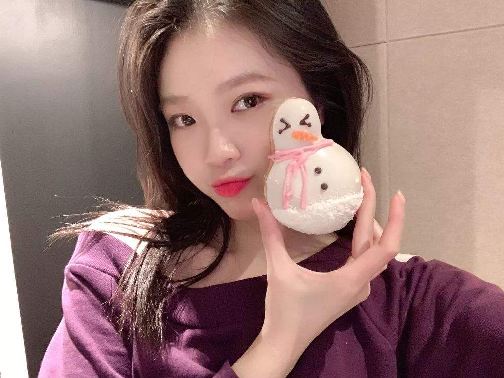 心机女故意甩袖博眼球秒被节目组打脸为走红骚操作不断