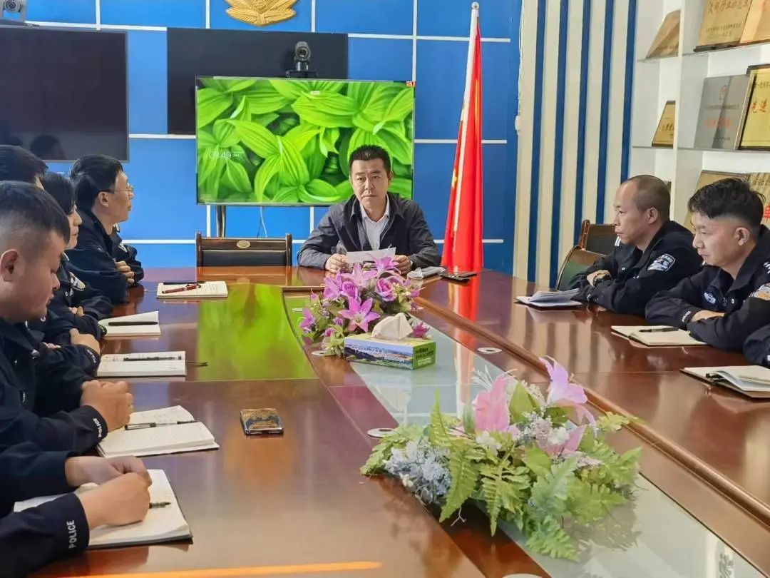 德令哈市副市长,市公安局党委书记,局长何晏邦深入派出所检查指导工作