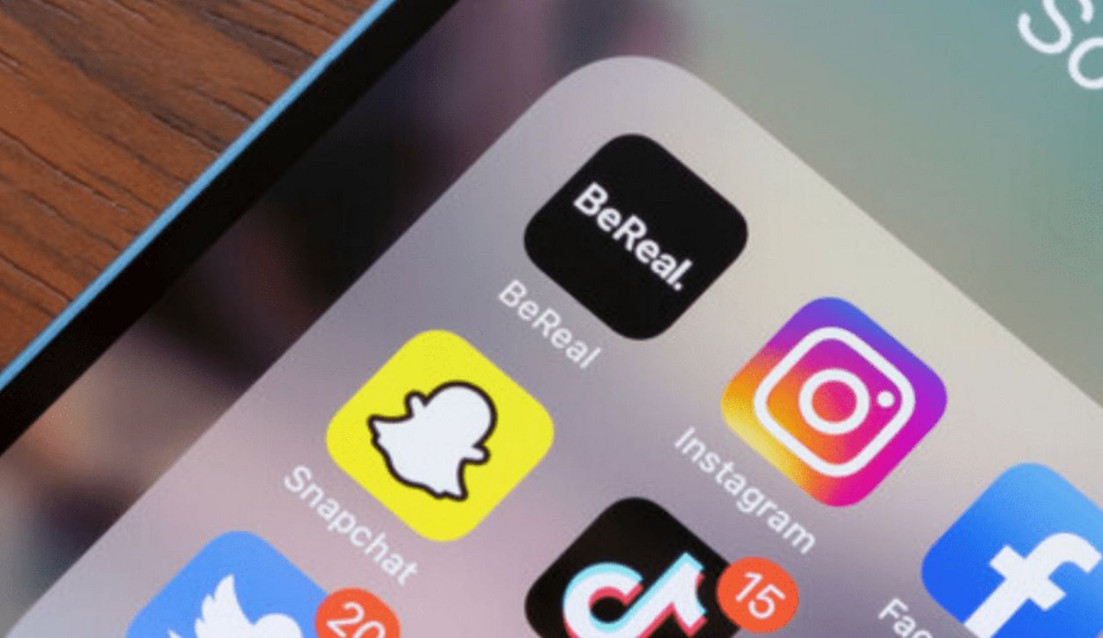 amz123获悉,bereal是一款于2020年推出的法国社交网络应用程序,由