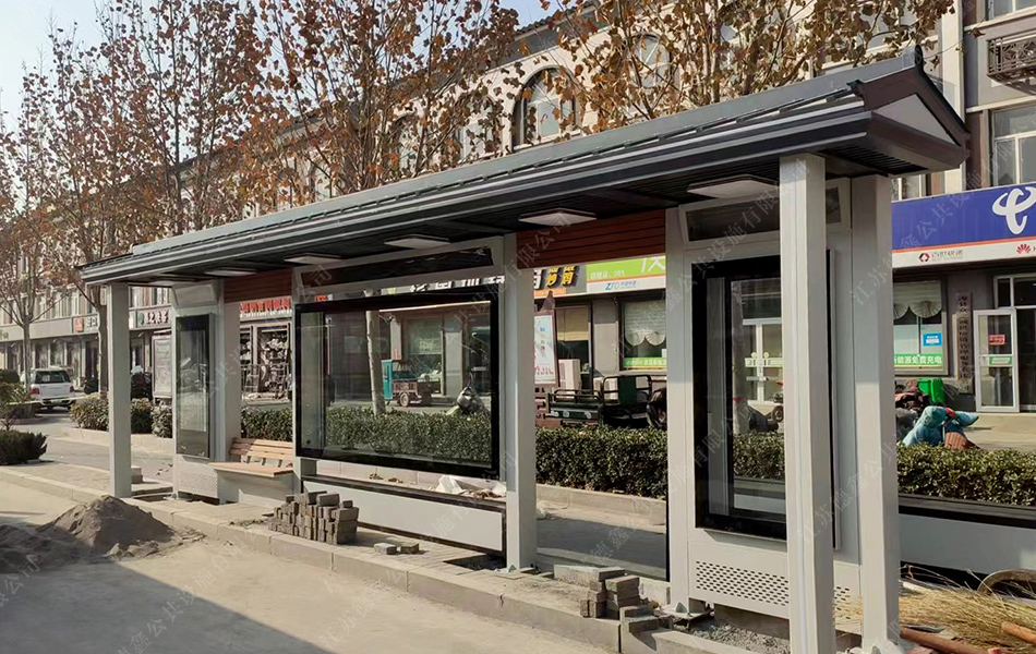 江苏德鑫仿古候车亭站台在鹤投入使用 助力打造城市公交新格局