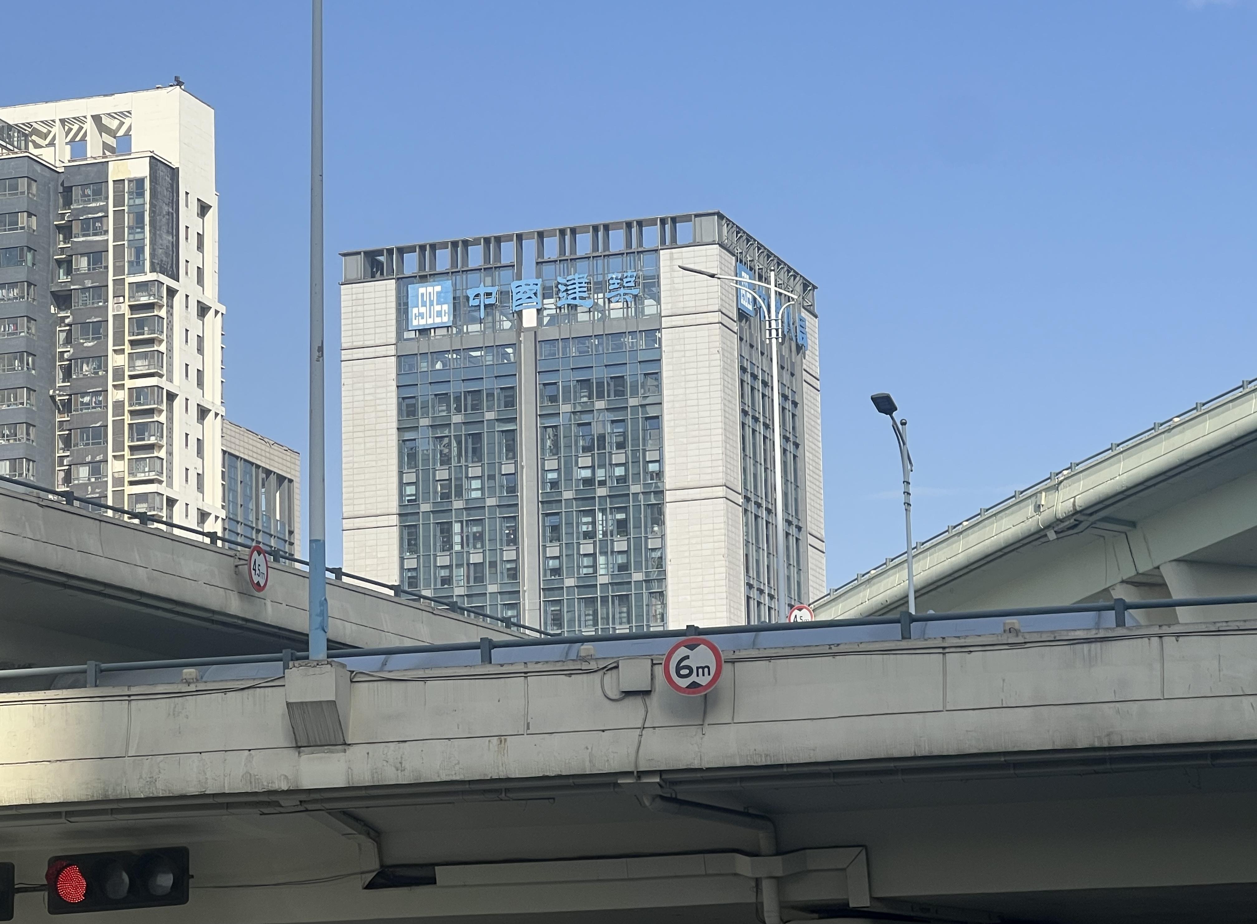 济南燕山立交桥上惊现超长罐车,持续卡路中!
