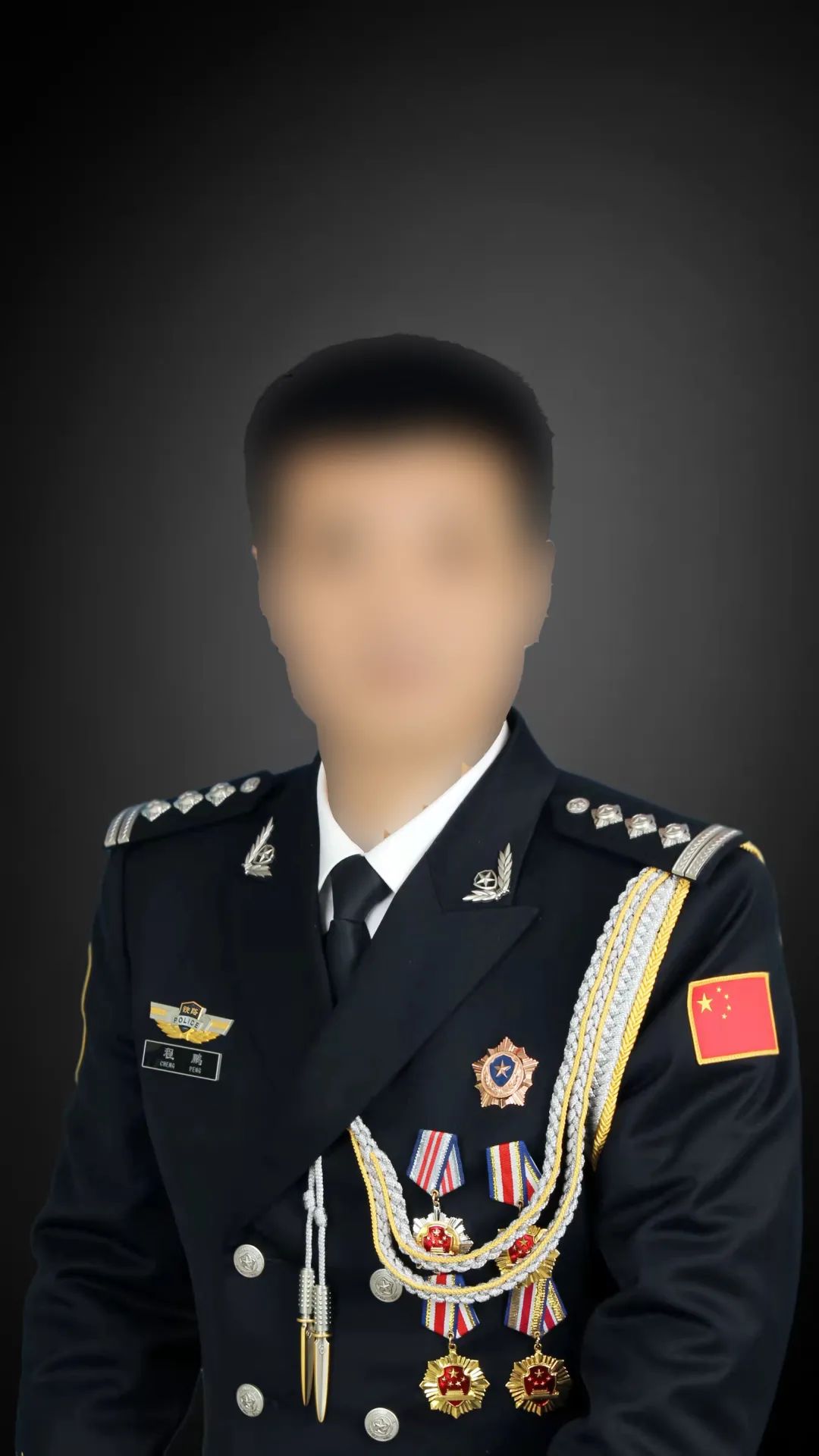 这次,就让他们穿着警礼服站在"光"下,好吗?