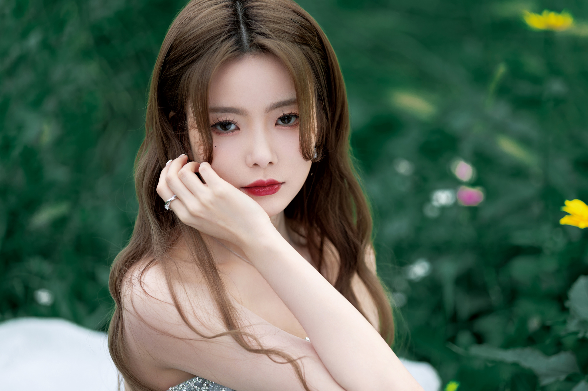 陈卓璇抹胸轻纱裙花丛美拍 身姿曼妙 灵动婉约气质令人赞叹不已