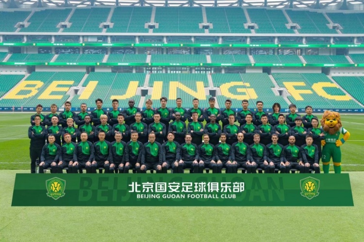 国安队拍摄2024赛季全家福,一线队球员30人