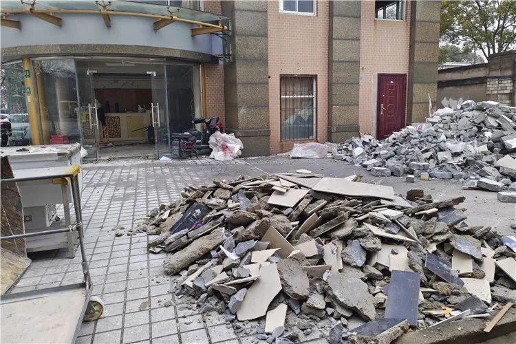 小区车位成垃圾场?装修旺季,建筑垃圾可别乱丢