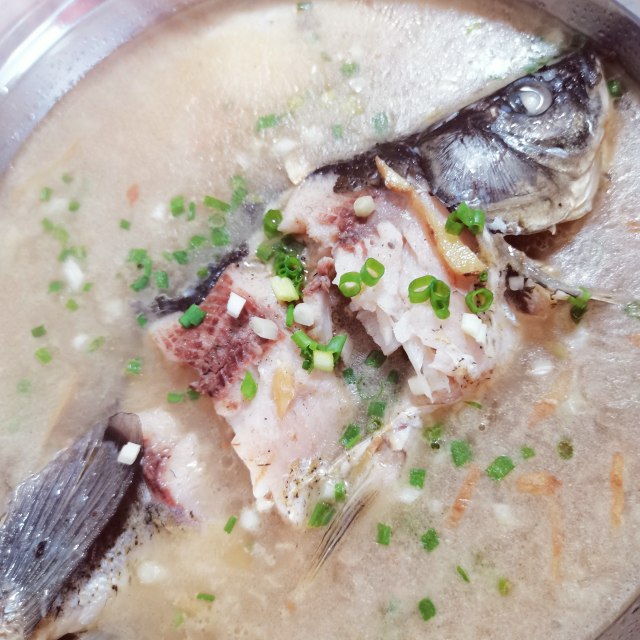 鲫鱼汤,汤色奶白,鲜美不腥