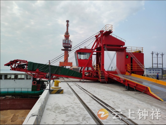 钟祥港移动式装船机正式投入使用