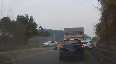 生死一线！罐车弯道撞车突发死亡摇摆：双向司机被吓出冷汗
