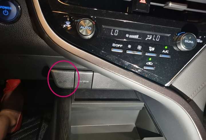 请问新版丰田凯美瑞双擎领先版的usb插口在哪里?