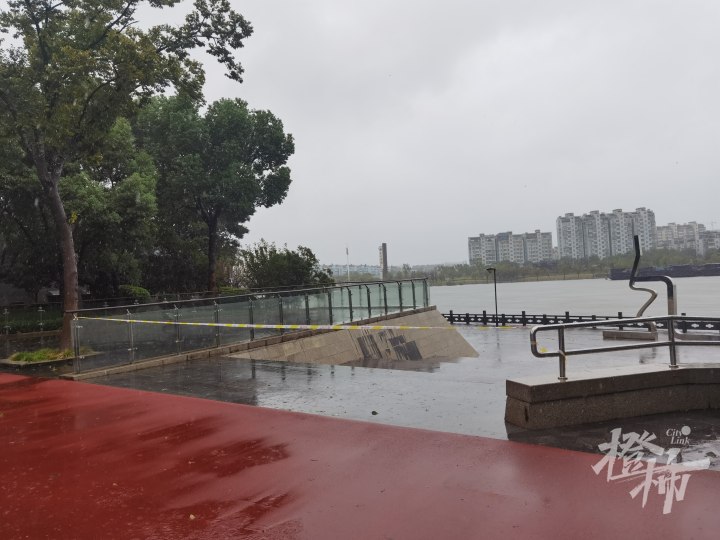 姚江水位不断上涨 市政巡逻人员已在劝阻试图靠近江边的人员