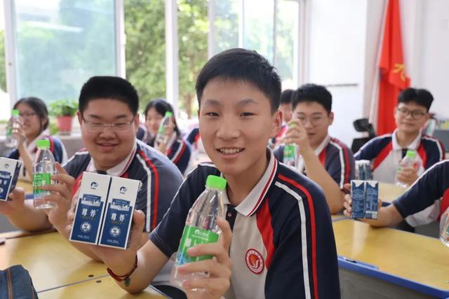三色鸽乳业为南阳市实验学校中考学子送爱心