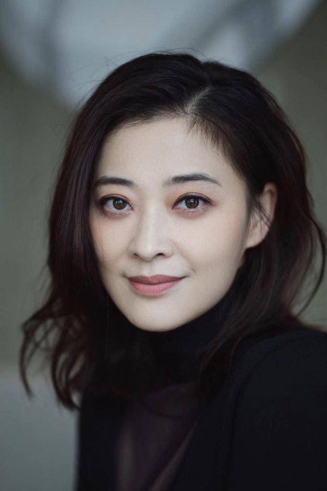 梅婷:花5年捧红,鄢颇走红就离婚,相貌平平的,现任有何长处?