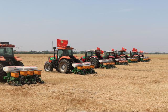 土地全程股份合作社 全程托管服务破解"谁来种地"难题