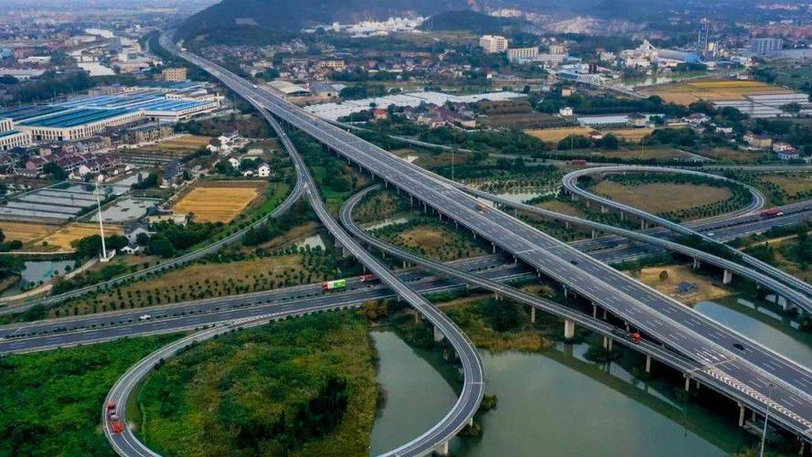 宁杭高速:如画山水与温暖科技的和谐共鸣