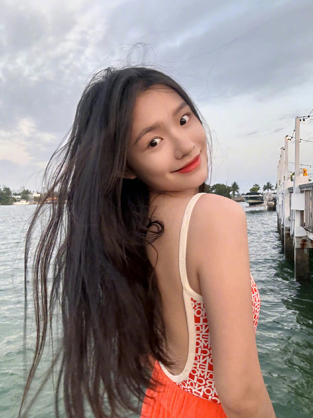 林允晒海滩泳衣美照