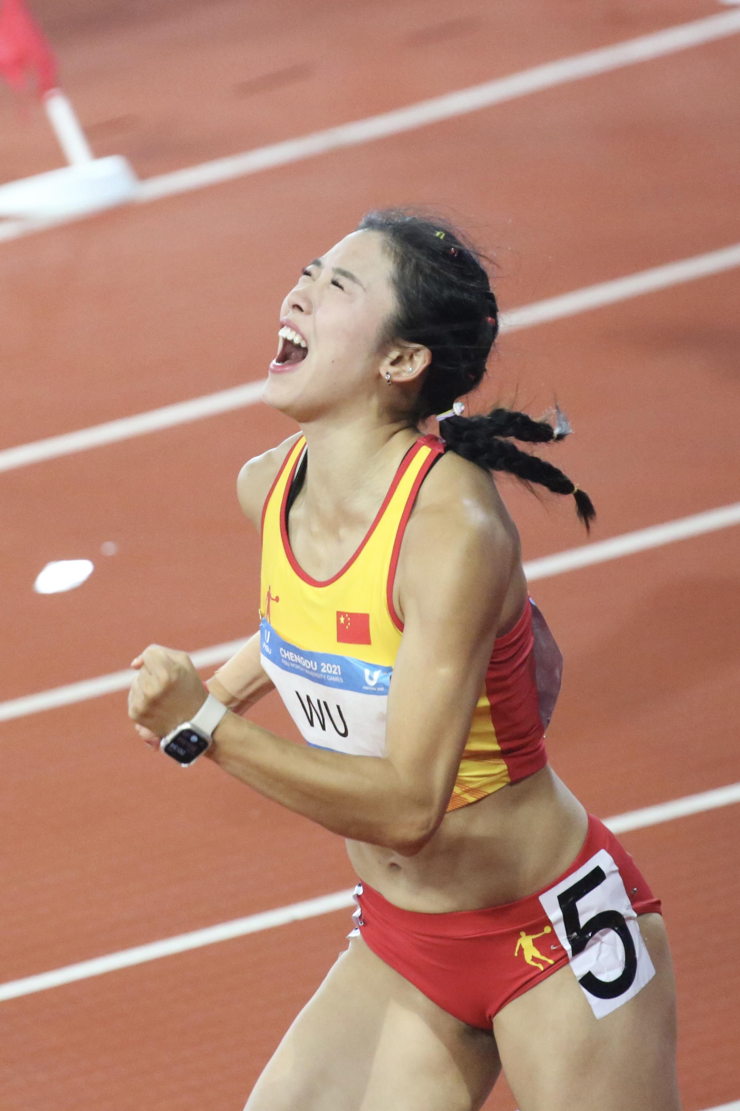 大运会100米栏摘银刷新个人最好成绩,吴艳妮笑言:"巴黎奥运会见"