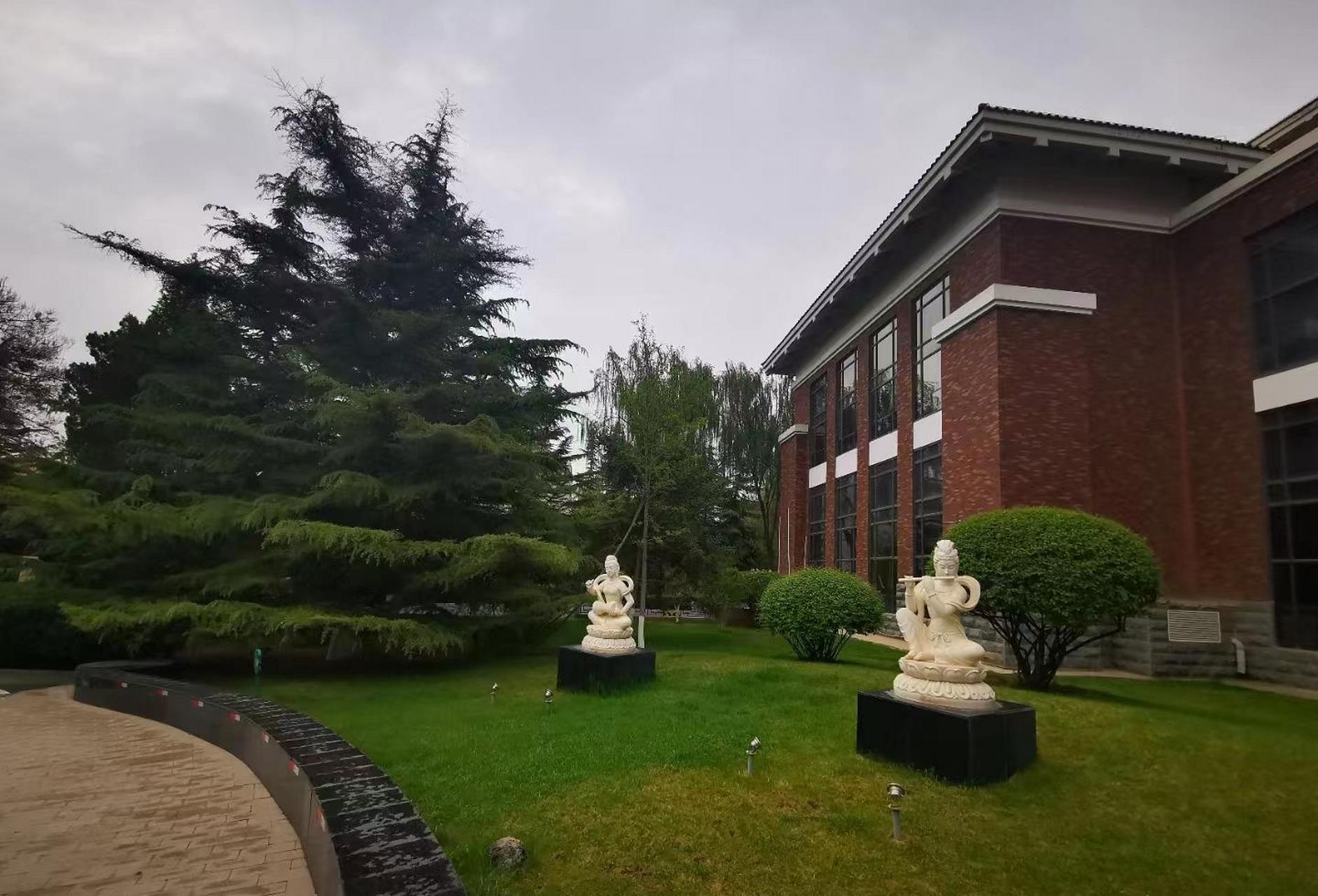 宁卧庄上施雨露,牡丹亭外丝绸路. 仙女琵琶为谁弹,鼓瑟吹笙金城步.