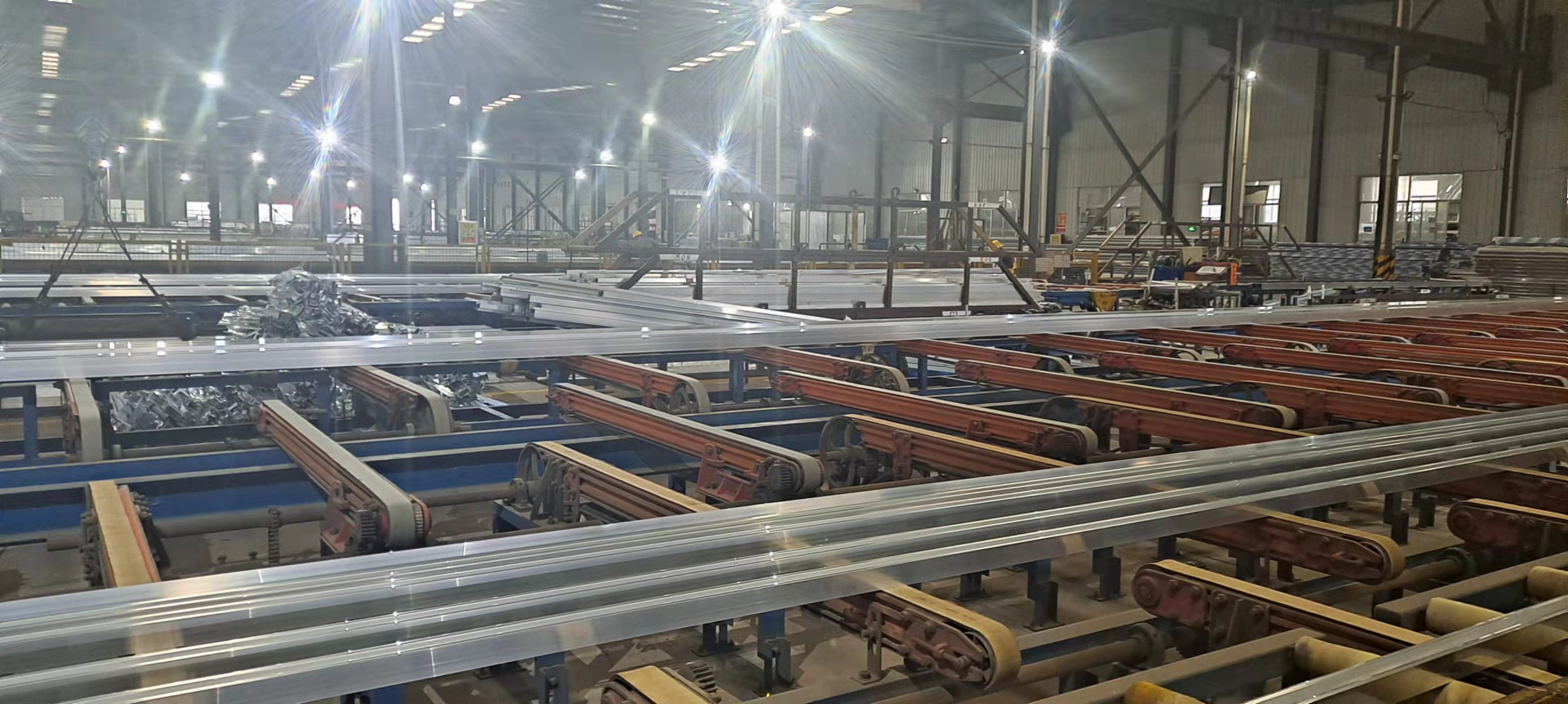 玻璃隔断铝合金型材生产线实拍!厂家为何选择铝棒不选铝锭?