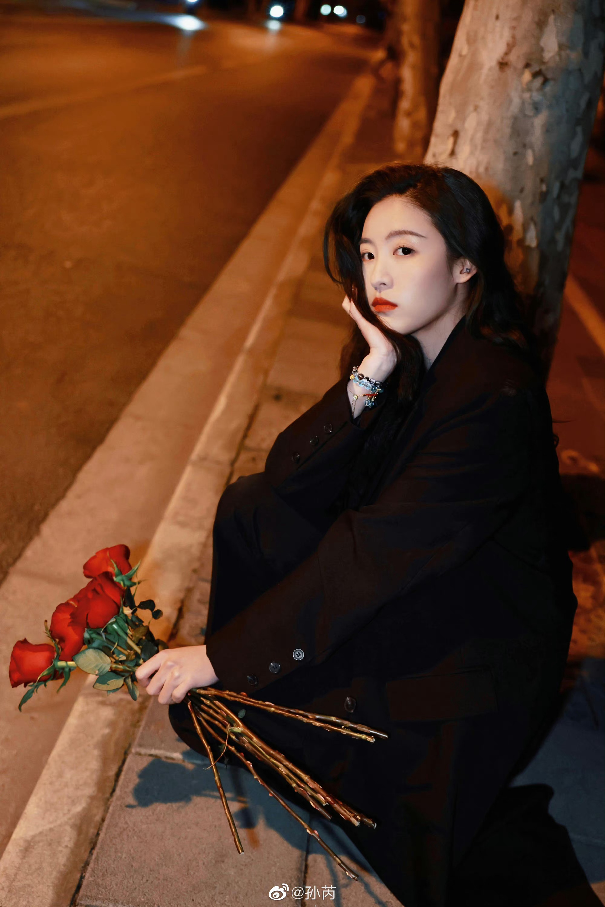 美到吸氧 孙芮野蔷薇夜色大片释出!