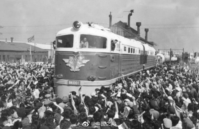 百年瞬间 新中国第一台内燃机车试制成功
