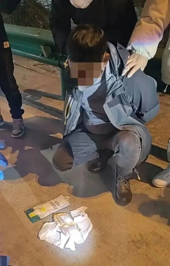 咸宁警方侦破贩毒案现场缴获冰毒麻果