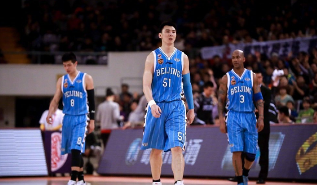 首钢51号球衣 京都球侠候选人 曾冲麦蒂摇手指