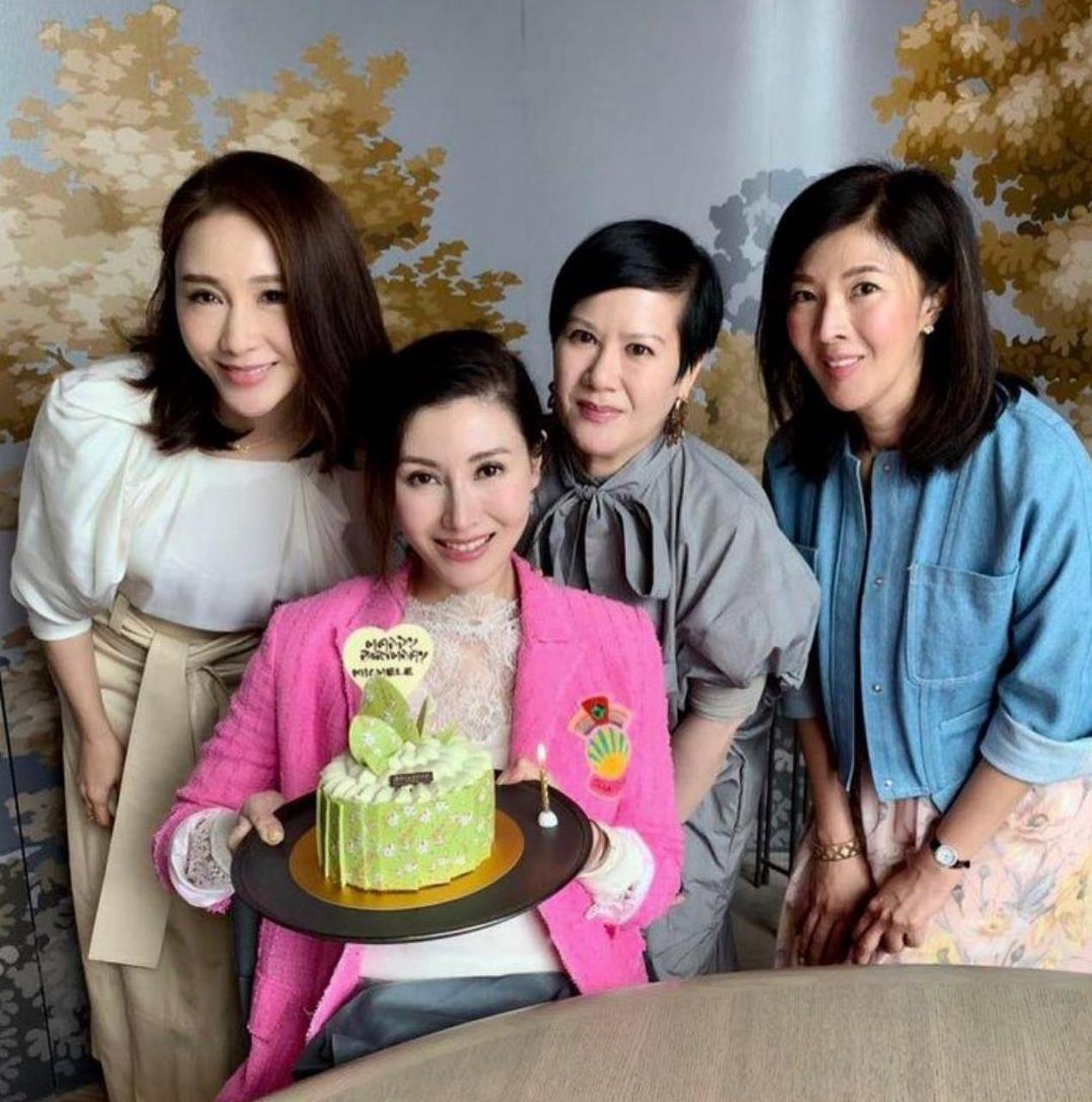 与众名媛合照站中间,李嘉欣同框站边上 徐子淇在香港儿童救助慈善晚宴