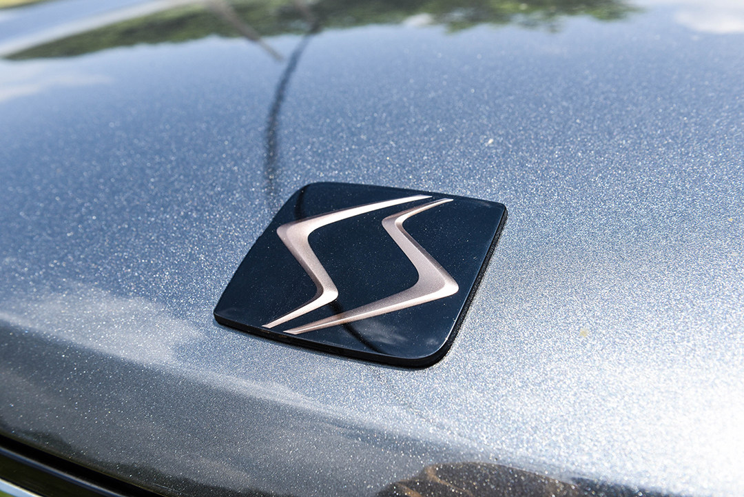 竖立闪电车标是什么车?