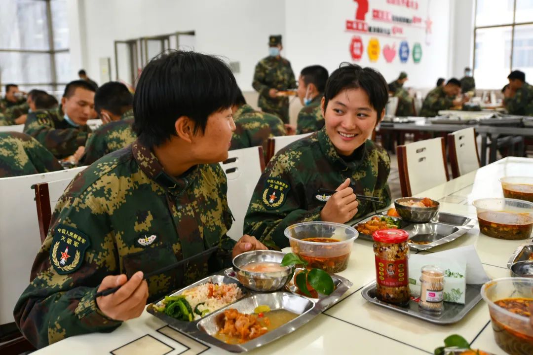 空军女兵吃饭伙食图片图片